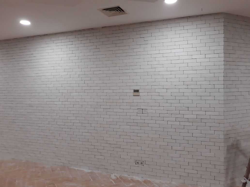Contoh pemasangan bata putih texture